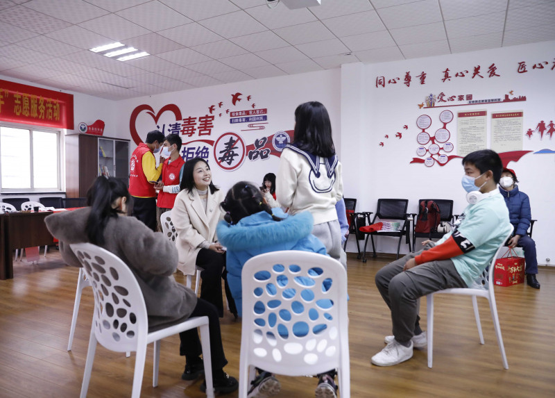 《青春手牵手——涉毒女性青春期子女关爱》项目开展的关爱活动现场。学校供图