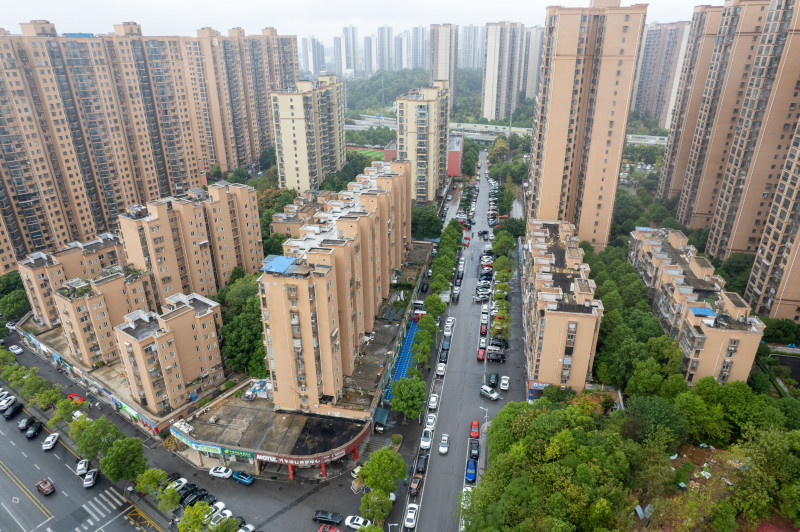 去年，诚兴园公租房小区3个进出口安装人脸识别系统，共用道路全部实现“白改黑”，公共绿化提质升级，小区面貌焕然一新。长沙晚报全媒体记者 陈焕明 通讯员 彭珂 摄影报道