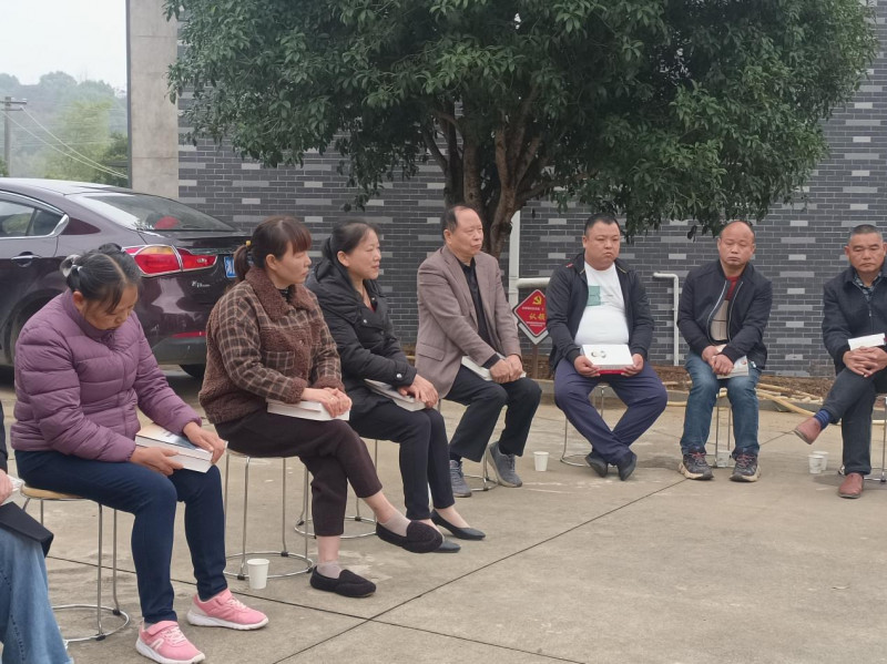 党员们认真听会。