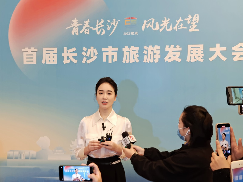 长沙文化旅游形象大使左小青向广大游客推荐家乡长沙——一座人人向往的生活之城、旅游之城。长沙晚报全媒体记者 郭雨滴 摄