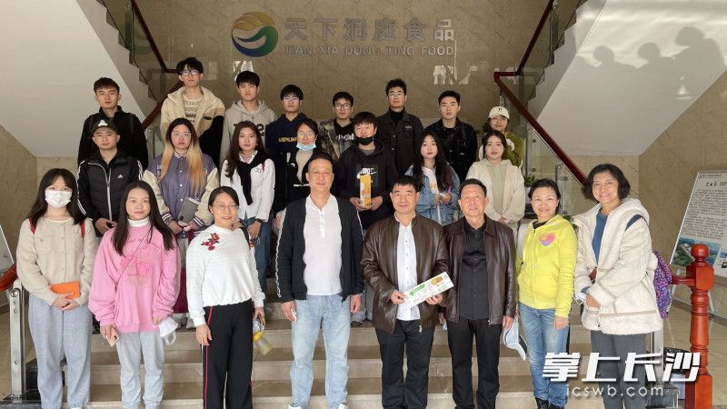师生团队在沅江调研并参观天下洞庭食品公司。