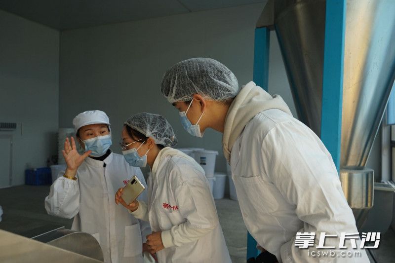 师生参观沅江的大米食品加工厂。均为通讯员供图