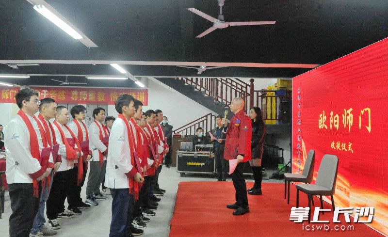 今日，12名有志传承湘菜匠艺和湘菜文化的青年被中国湘菜大师欧阳烂阳收为徒弟。图片均为长沙晚报全媒体记者 贺文兵 摄