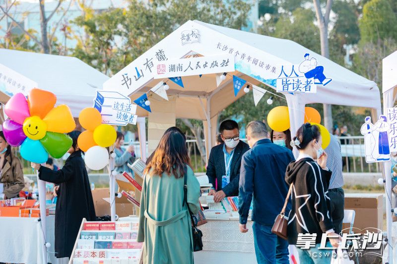 市民在“阅读市集”挑选图书。