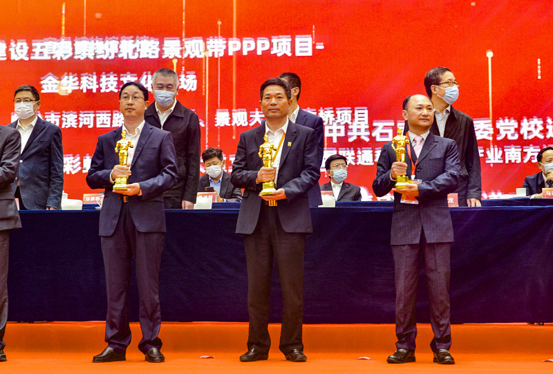  在2020—2021年度中国建设工程鲁班奖颁奖仪式上，湖南东方红集团董事长雷希文（前排右二）登台领奖。均为湖南东方红集团 供图