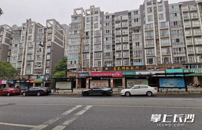 省红十字会北侧公交车站3趟公交车均绕开。长沙晚报全媒体记者 刘树源 摄