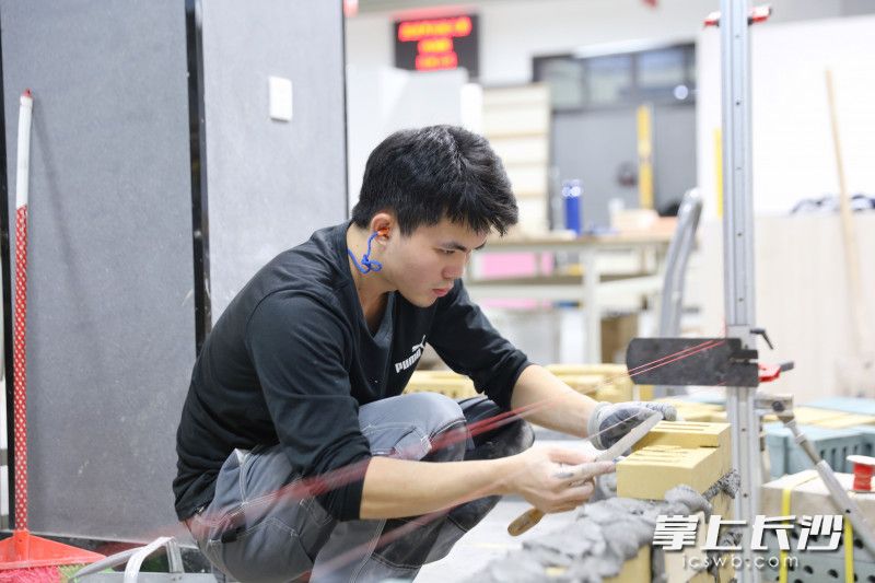 伍远州在训练中。