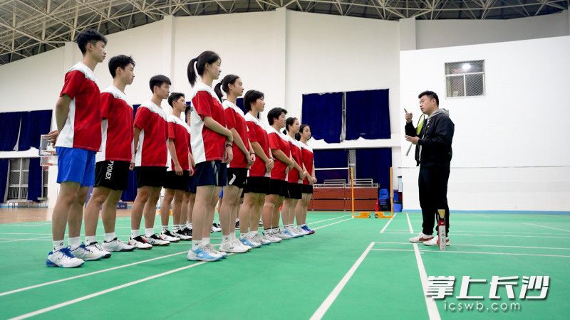 周一到周五下午五点到七点半，湖南师大附中羽毛球队在学校羽毛球馆训练。均为全媒体记者 周数邑 摄