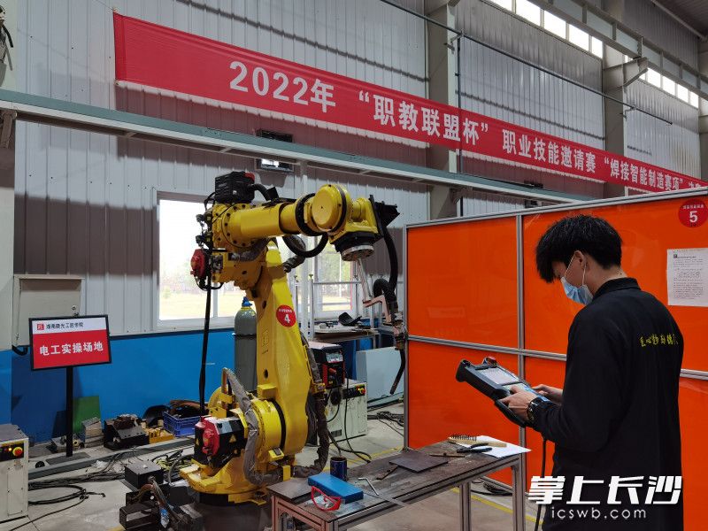 此次竞赛包括模具钳工、焊接技术、焊接智能制造和WPS办公软件操作（文字、表格、演示）等四个赛项。全媒体记者 周游 摄