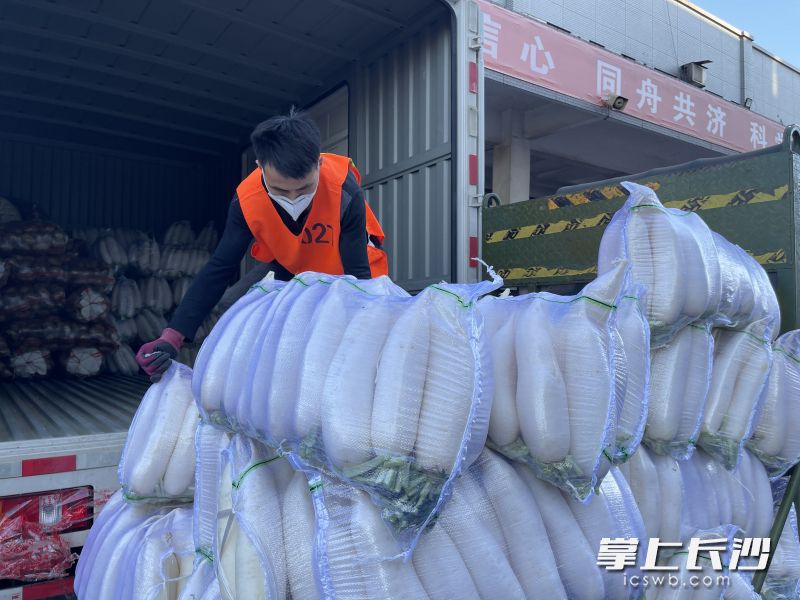 长沙海吉星内，工作人员正在卸下蔬菜。通讯员杨思思供图