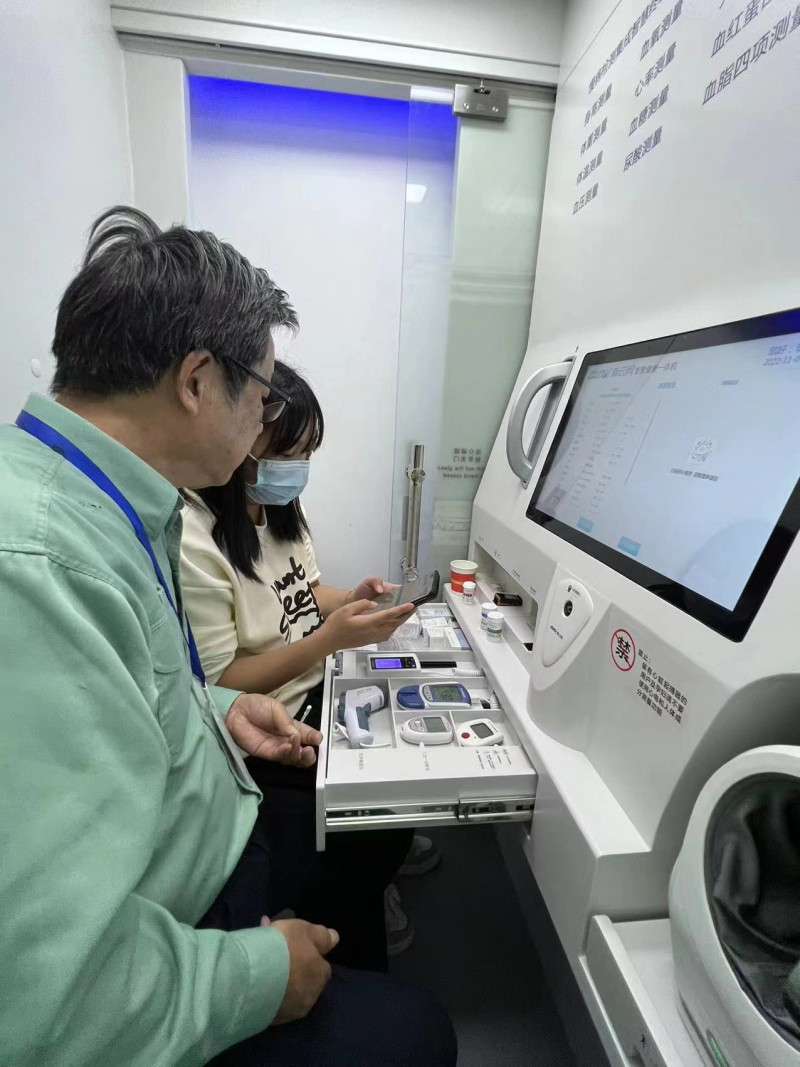站内老人体验检测。均为长沙晚报通讯员 孙慧摄