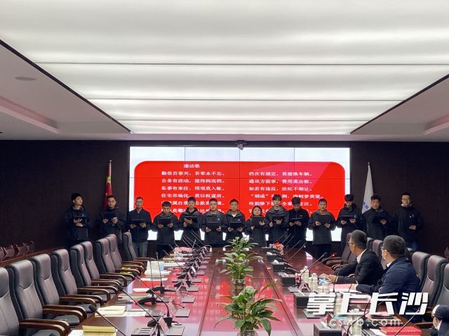 新员工集体朗诵廉洁诗歌