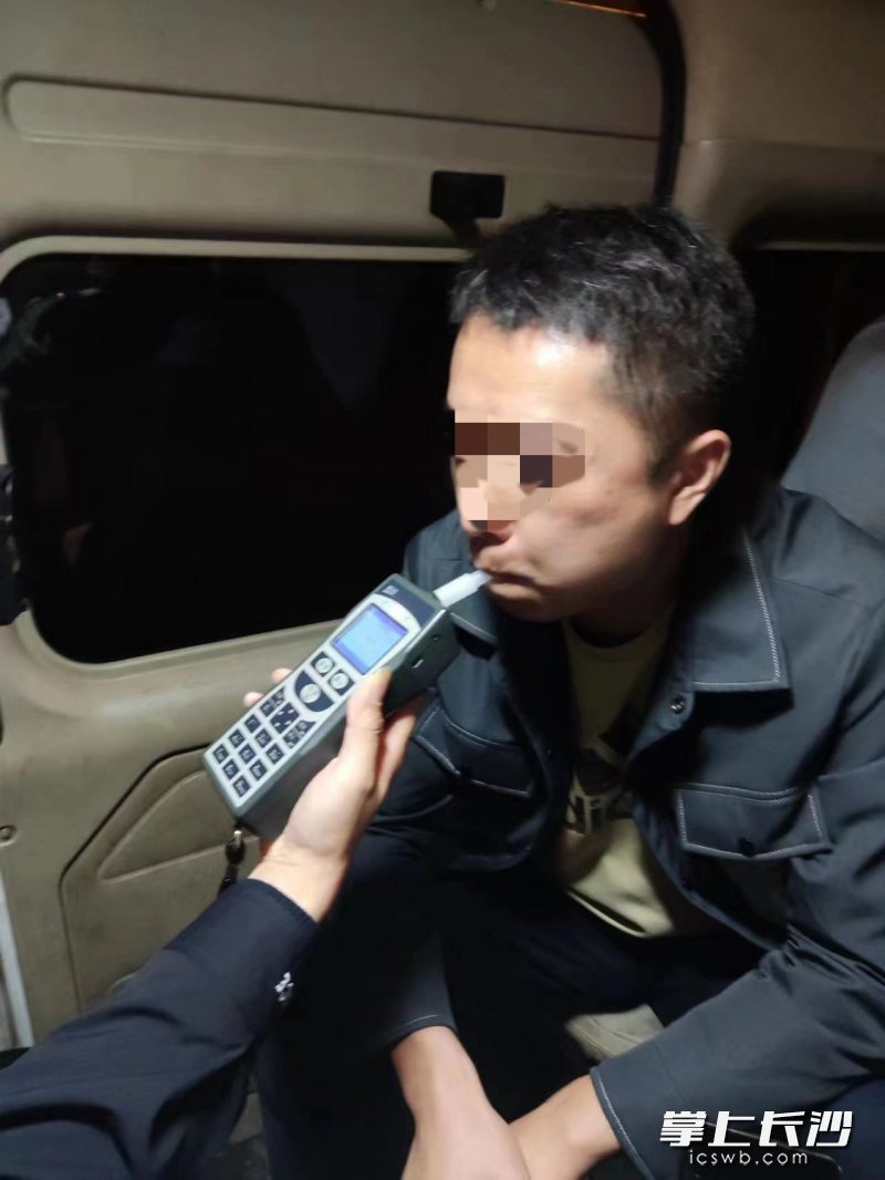 岳麓交警查处邱某某酒驾