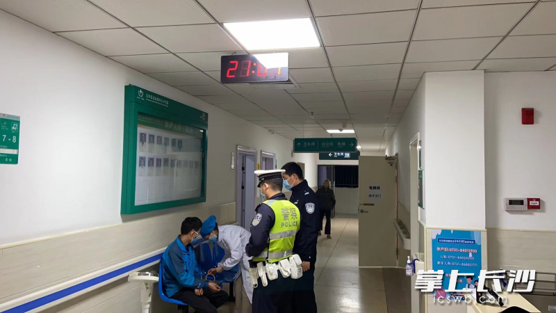 不听同桌劝阻，长沙县交警查获汤某某酒驾