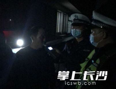宁乡交警整治酒驾现场