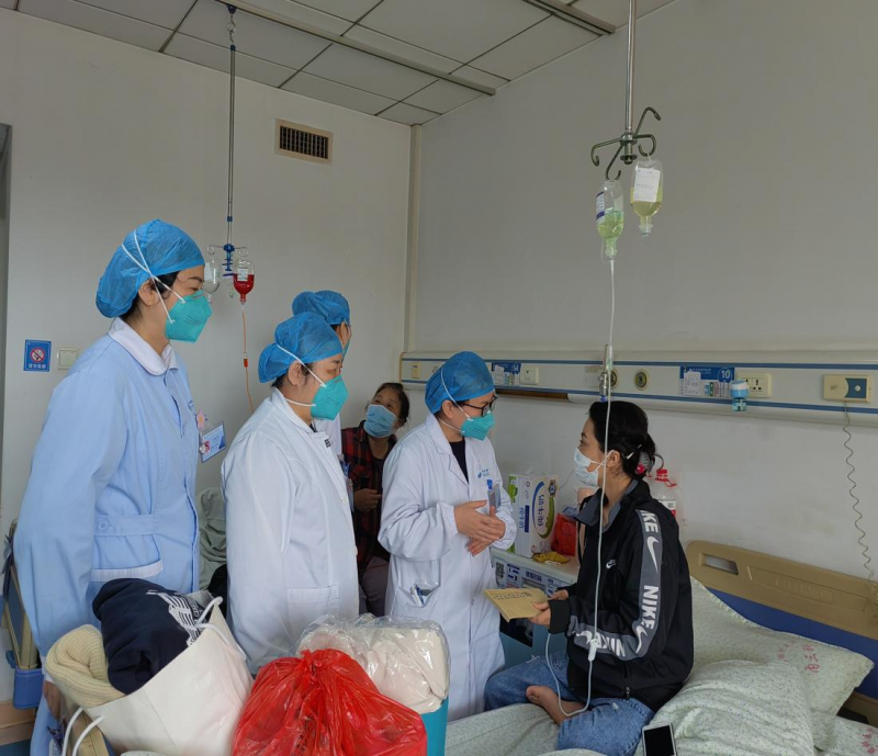 医护人员为阿雅娜送上冬衣、善款及慰问物资。长沙晚报通讯员 陈亚男 摄