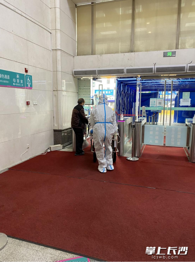 隔离排查患者前往方舱CT检查。