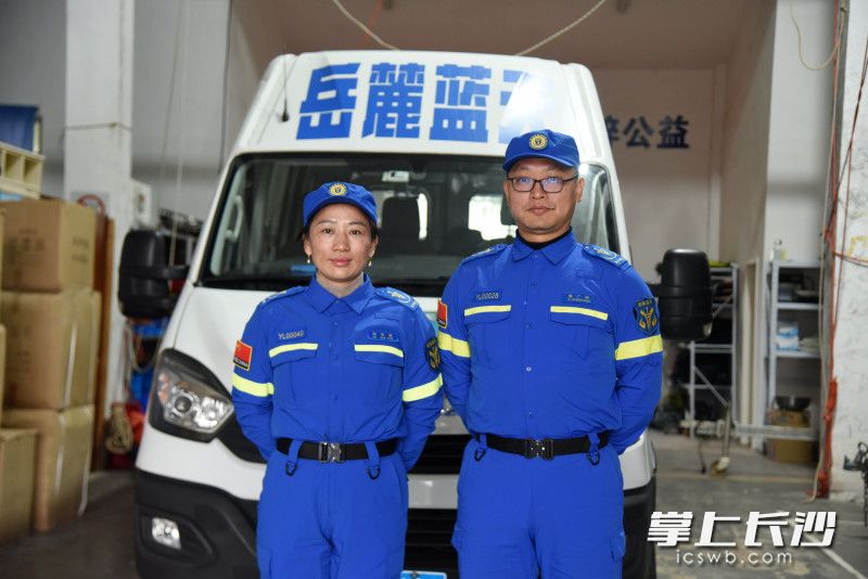 黎广明和贺华英都是岳麓蓝天队队员，平日里经常参与队里组织的救援和宣讲等公益活动。  长沙晚报全媒体记者 刘琦 摄