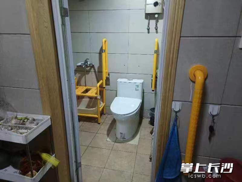 卫生间也有扶手。