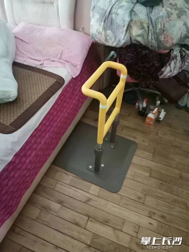 床边摆放了扶手。  均为芙蓉区残联供图