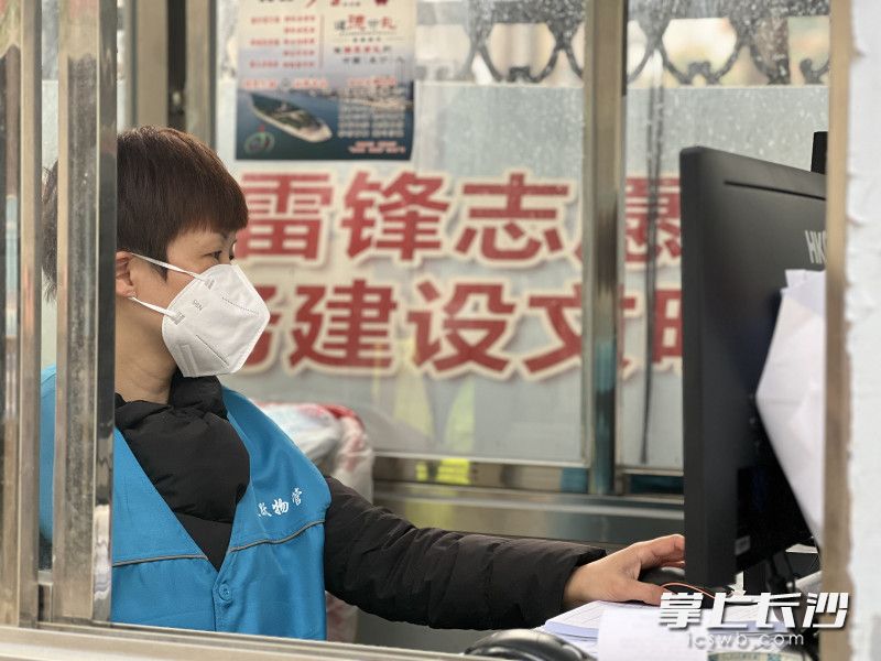 9月起，物业公司正式进驻枫树山社区，从小区基础设施维修、保洁、停车管理，到绿地养护、堆物清理、楼道照明设施维护等，均有专人服务。 全媒体记者 周游 摄