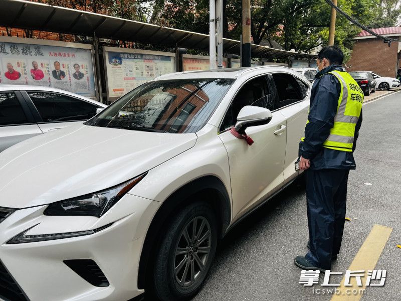 9月起，物业公司正式进驻枫树山社区，从小区基础设施维修、保洁、停车管理，到绿地养护、堆物清理、楼道照明设施维护等，均有专人服务。 全媒体记者 周游 摄