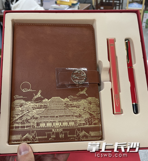 计算机科学与工程学院为学院150多名考研学子赠送精美文创文具、防疫口罩、数学压卷模考题等考研“三包”。均为学校供图