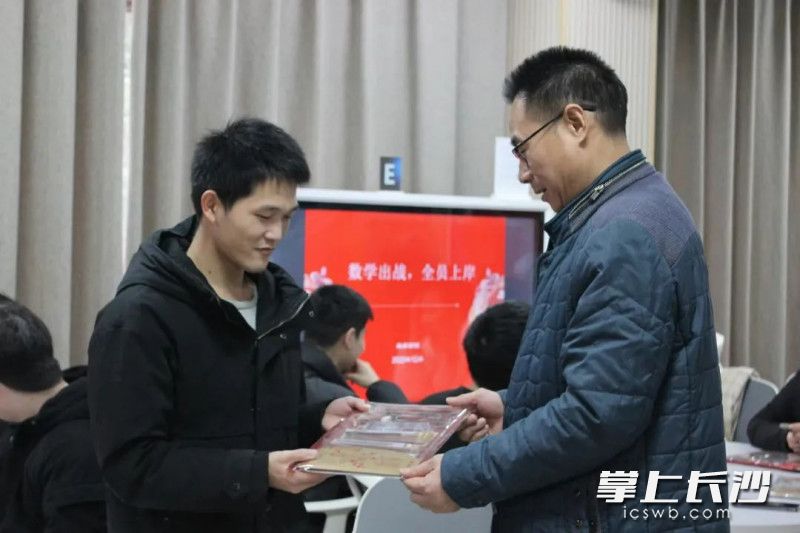 数学学院为考研学子送上考研文具套装和温暖的问候与祝福。