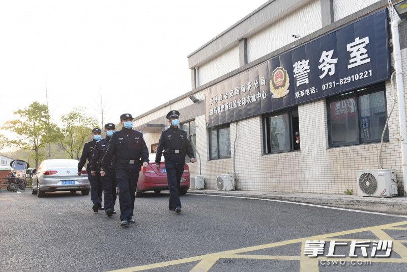 民警在巡逻中。均为通讯员供图