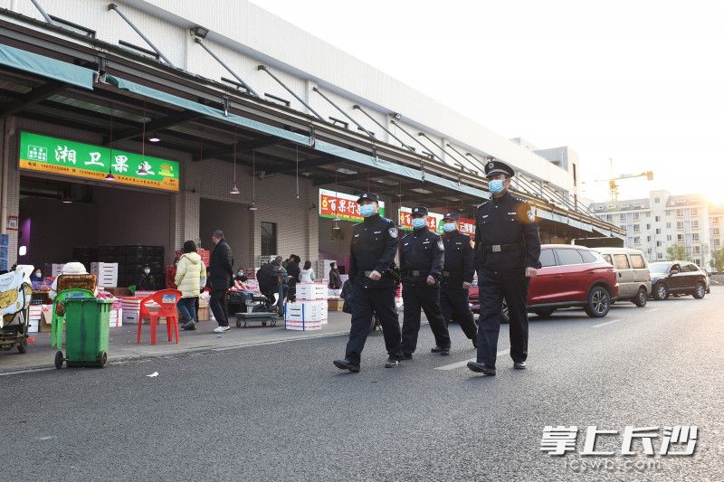 民警在市场巡逻。