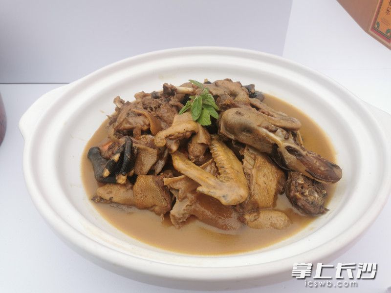 精品湘菜金牌紫油鸭。