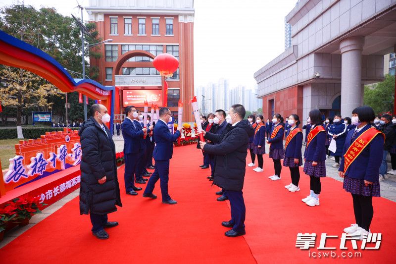 学校中央广场举行隆重的火炬传递仪式。均为学校供图