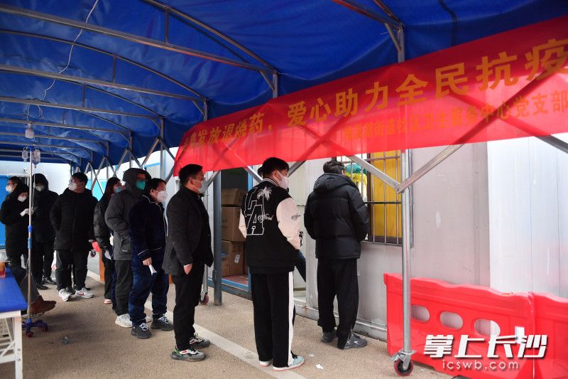 发热居民正在排队免费领取退烧药。