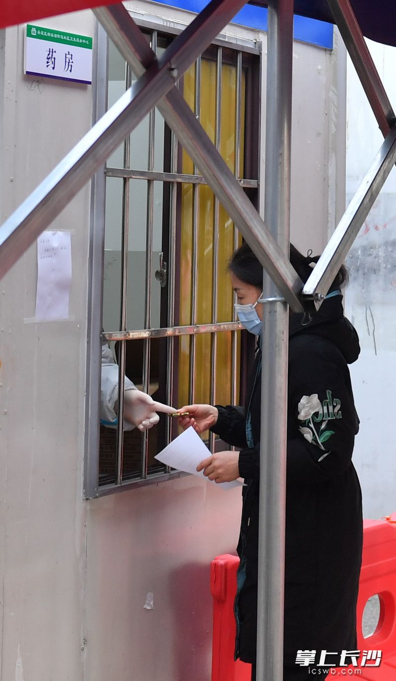 发热居民正在窗口免费取药。