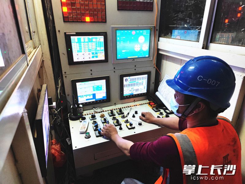 施工人员在盾构机控制室进行操作。 全媒体记者 周游 通讯员 高兴 摄