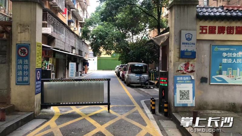 现在，小区智能车闸已经安装运行。