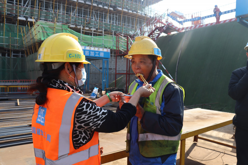 肖建冬将自己包的饺子送到丈夫口中。