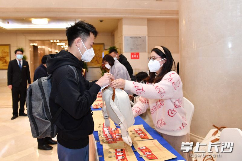 12月26日下午，出席政协长沙市第十三届委员会第二次会议的委员们陆续赶到驻地向大会报到，豪情满满奔赴盛会。 长沙晚报全媒体记者 王志伟 李锋 摄影报道