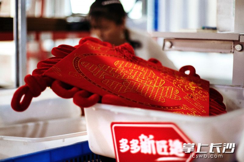浙江省东阳市画水镇生产的“中国结”迎来销售旺季。加入“多多新匠造”计划，通过搭乘数字化快车，传统手工艺产品正在迎来出村进城的大好契机。 谷守勤 摄