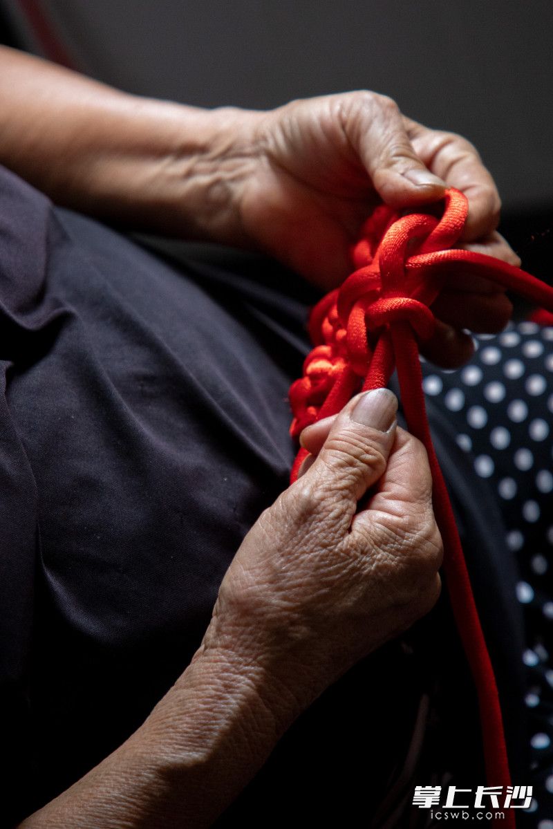 中国结，向来是浙江省东阳市画水镇农村妇女的主要手工艺。上世纪八十年代初，传统的结艺产品走向市场化，成为当地农村的主要经济来源之一。 谷守勤 摄