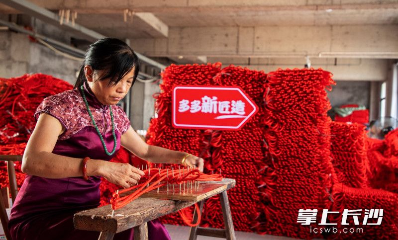 东阳“手艺人”蒋文园正在编织中国结。随着新年的临近，浙江省东阳市画水镇生产的“中国结”迎来销售旺季。 谷守勤 摄