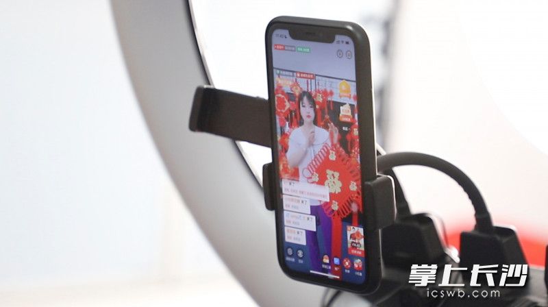 “新新精艺”店铺直播中，主播在销售之余，还会讲解中国结相关历史。 谷守勤 摄