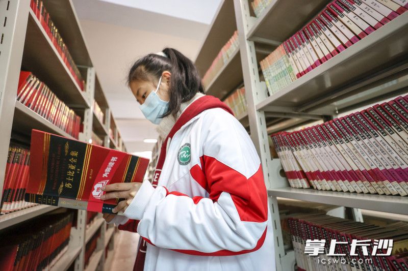 拼多多“为你读书”公益行动走进贵州省毕节市民族中学,为这里的3000多名学子送来5000册精选的图书。 陈曦 摄 拼多多“为你读书”公益行动走进贵州省毕节市民族中学,为这里的3000多名学子送来5000册精选的图书。 陈曦 摄