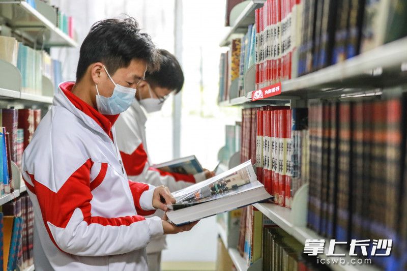 此次捐赠给毕节市民族中学图书已全部分类、上架,面向全校师生开放。陈曦 摄 此次捐赠给毕节市民族中学图书已全部分类、上架,面向全校师生开放。陈曦 摄