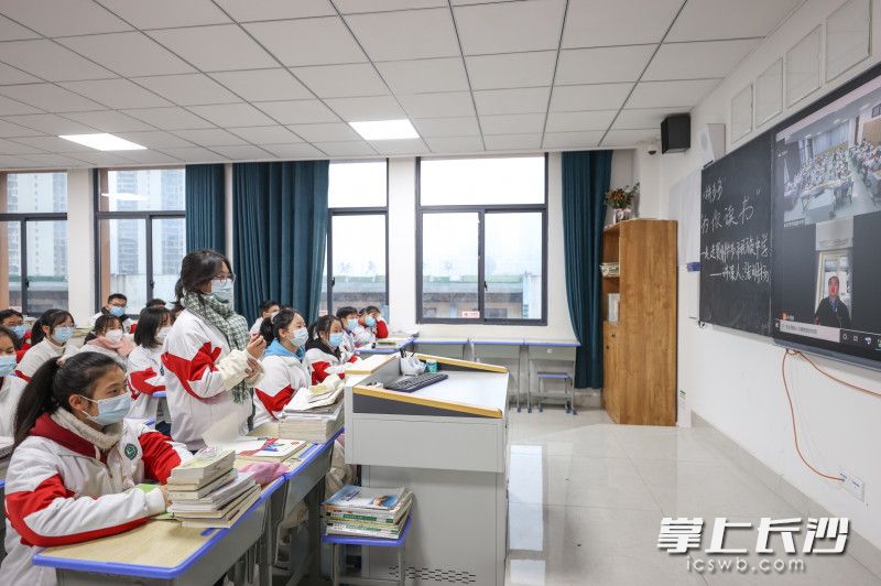 “众声创作者计划”作家、青年历史学者张明扬线上授课,学生们踊跃表达出自己在阅读时的疑惑。陈曦 摄 “众声创作者计划”作家、青年历史学者张明扬线上授课,学生们踊跃表达出自己在阅读时的疑惑。陈曦 摄