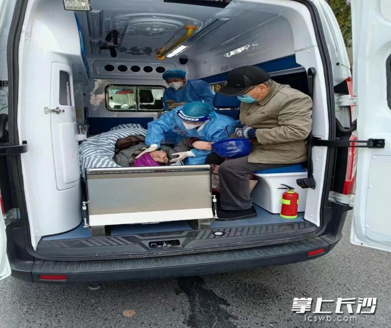 雨花区救护小分队正在抢救居民。 雨花区卫健局供图