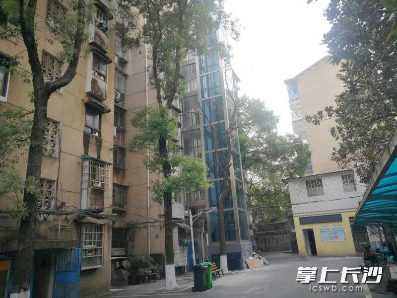 雨花区东塘街道华银园社区白沙嘉城小区新家装电梯，让居民们幸福“一键直达”。 长沙晚报全媒体记者 周游 通讯员 高兴 摄