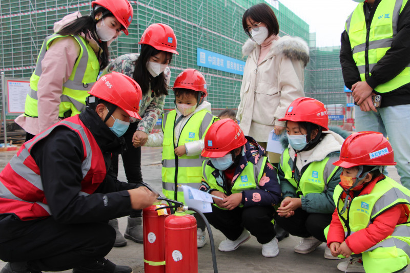 小朋友们学习使用灭火器。