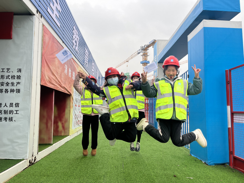 家属们现场观摩施工工艺，熟悉施工内容，真实感受亲人平时口中经常提到的工作环境。