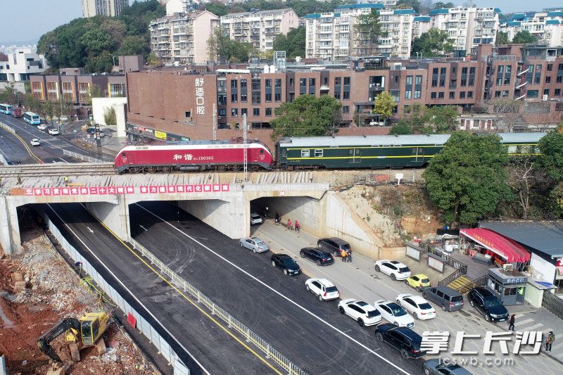 12月31日,长沙丽江路过京广铁路涵洞拓改项目主线顺利实现通车,极大地缓解了新开铺路与湘江南路之间的车辆通行压力。 均为长沙晚报全媒体记者 王志伟 摄 12月31日,长沙丽江路过京广铁路涵洞拓改项目主线顺利实现通车,极大地缓解了新开铺路与湘江南路之间的车辆通行压力。 均为长沙晚报全媒体记者 王志伟 摄